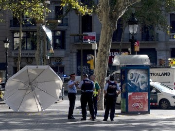 Efectivos policiales en el lugar del atentado ocurrido en las Ramblas de Barcelona Efectivos policiales en el lugar del atentado ocurrido en las Ramblas de Barcelona