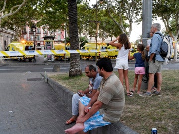 Ciudadanos observan la escena del atentado de Barcelona Ciudadanos observan la escena del atentado de Barcelona