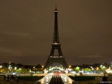 La Torre Eiffel apaga sus luces por las víctimas del atentado en Barcelona