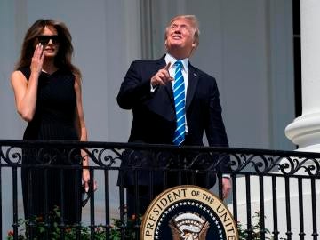 Donald Trump observa sin protección el eclipse de Sol Donald Trump observa sin protección el eclipse de Sol