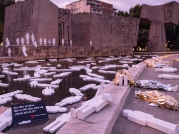 Homenaje de una playa en Madrid con cerca de 500 siluetas, una por cada niño refugiado muerto en el Mediterráneo Homenaje de una playa en Madrid con cerca de 500 siluetas, una por cada niño refugiado muerto en el Mediterráneo