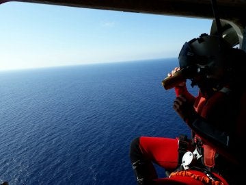 Los equipos de Salvamento Marítimo buscan a seis personas desaparecidas tras volcar una patera en el mar de Alborán Los equipos de Salvamento Marítimo buscan a seis personas desaparecidas tras volcar una patera en el mar de Alborán