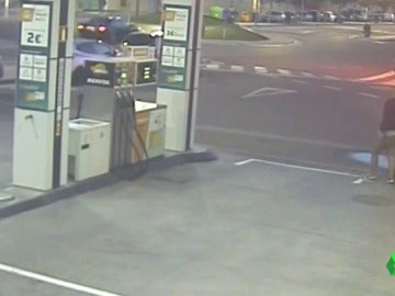 Salta por encima de una rotonda con su coche y dice que se ha quedado dormido Salta por encima de una rotonda con su coche y dice que se ha quedado dormido