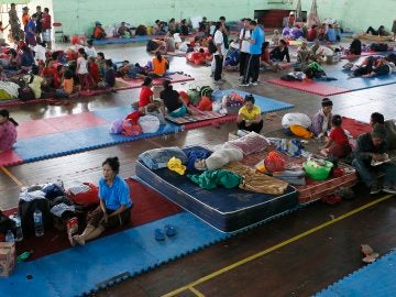 Residentes permanecen en un refugio después de evacuar una de las zonas peligrosa Residentes permanecen en un refugio después de evacuar una de las zonas peligrosa