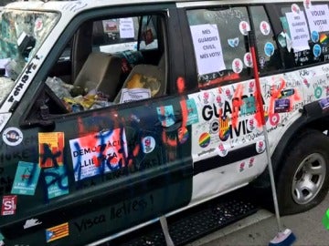 Un vehículo de la Guardia Civil tras los disturbios Un vehículo de la Guardia Civil tras los disturbios