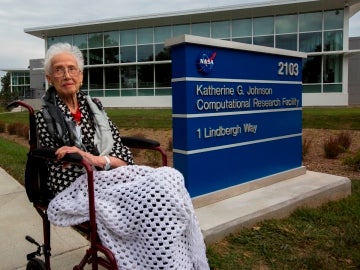 Katherine Johnson, junto a la placa del edificio que lleva su nombre Katherine Johnson, junto a la placa del edificio que lleva su nombre