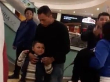 Una mujer agrede a su hijo de cuatro años con un cinturón en la cara en un centro comercial Una mujer agrede a su hijo de cuatro años con un cinturón en la cara en un centro comercial