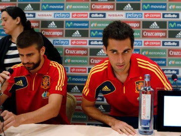 Piqué y Arbeloa, juntos durante una rueda de prensa de la Selección