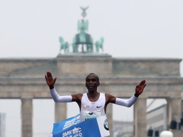 Kipchoge entra primero en la meta de la maratón de Berlín Kipchoge entra primero en la meta de la maratón de Berlín