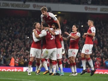 El Arsenal celebra en grupo un gol El Arsenal celebra en grupo un gol