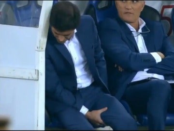 Marcelino quejándose del tirón en el banquillo Marcelino quejándose del tirón en el banquillo