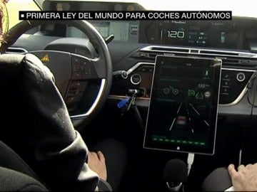 Aprueban la primera ley del mundo para coches autónomos: tiene que haber siempre un piloto y se necesita un carnet especial Aprueban la primera ley del mundo para coches autónomos: tiene que haber siempre un piloto y se necesita un carnet especial