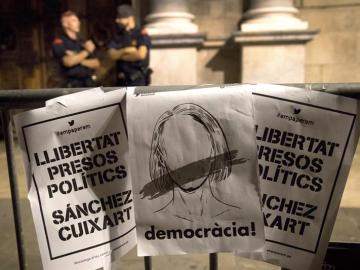 Carteles protestan contra la entrada en prisión de Sànchez y Cuixart Carteles protestan contra la entrada en prisión de Sànchez y Cuixart