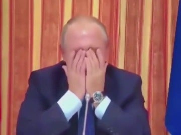 Putin se parte de risa después de que su ministro sugiriera exportar cerdo a Indonesia, país musulmán Putin se parte de risa después de que su ministro sugiriera exportar cerdo a Indonesia, país musulmán