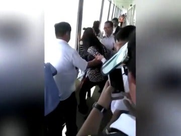 Trabajadores de un crucero consiguen detener a una mujer que quería lanzarse al agua tras caérsele su móvil Trabajadores de un crucero consiguen detener a una mujer que quería lanzarse al agua tras caérsele su móvil
