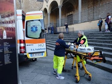 Servicios de Emergencias frente a la basílica en la que ha muerto un turista español Servicios de Emergencias frente a la basílica en la que ha muerto un turista español