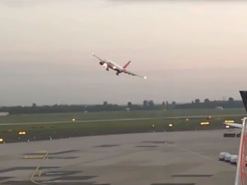 Un avión de Air Berlin gira hacia la izquierda antes de aterrizar Un avión de Air Berlin gira hacia la izquierda antes de aterrizar