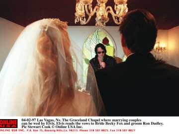 Elvis Presley casa a dos novios en Las Vegas Elvis Presley casa a dos novios en Las Vegas