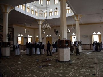 Fieles reunidos en la mezquita de Al Rauda, en el Sinaí, un día después del ataque terrorista Fieles reunidos en la mezquita de Al Rauda, en el Sinaí, un día después del ataque terrorista
