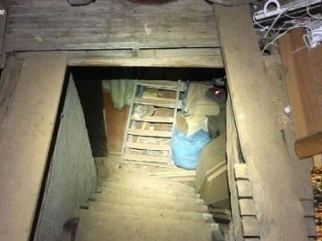 Acceso a la cabaña donde estaba encerrada la joven