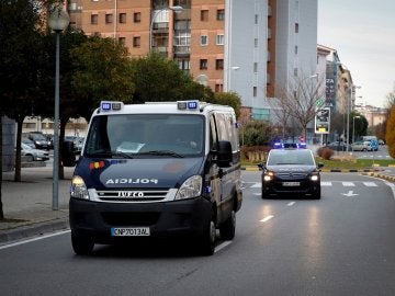 El coche y el furgón de la Policía que conduce a los miembros de La Manada acusados de violar a una joven 