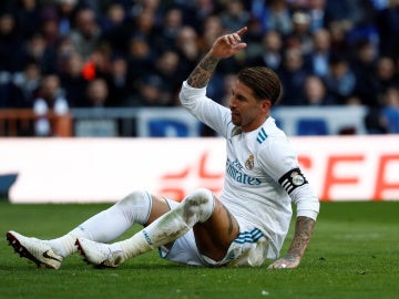 Sergio Ramos se lamenta tras una acción en El Clásico