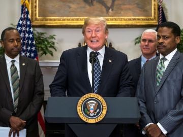 El presidente estadounidense, Donald Trump, pronuncia un discurso junto al presidente del Centro Martin Luther King Jr., Isaac Newton Farris Jr y al secretario de Vivienda y Desarrollo Urbano, Ben Carson El presidente estadounidense, Donald Trump, pronuncia un discurso junto al presidente del Centro Martin Luther King Jr., Isaac Newton Farris Jr y al secretario de Vivienda y Desarrollo Urbano, Ben Carson