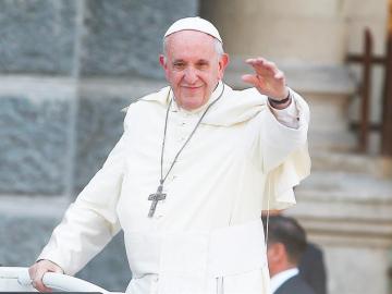 El papa Francisco saluda a los fieles a bordo de su papamóvil El papa Francisco saluda a los fieles a bordo de su papamóvil