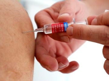 Una persona recibe una vacuna contra la gripe Una persona recibe una vacuna contra la gripe