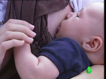 Una madre amamanta a su hijo Una madre amamanta a su hijo