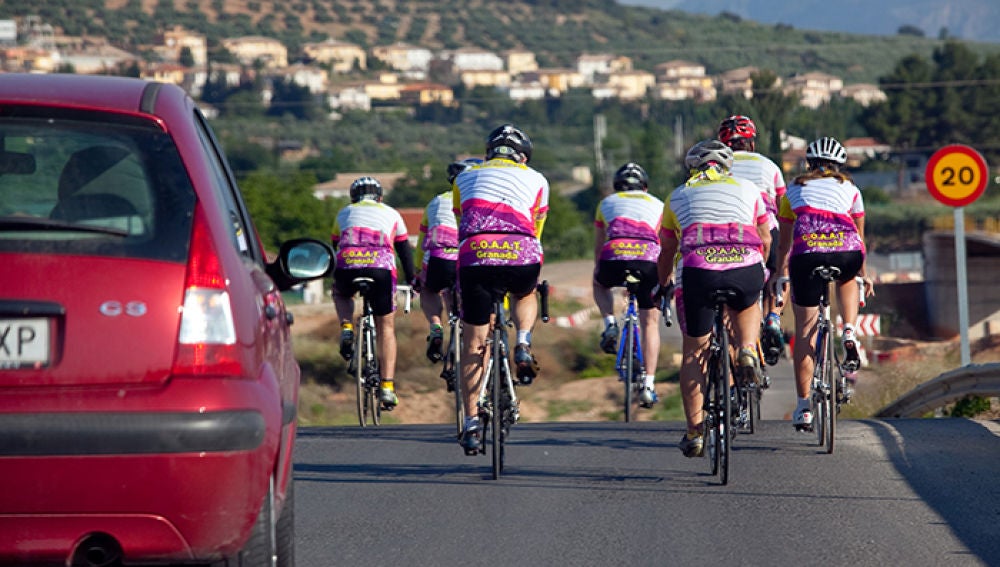 Grupo-ciclistas-adelantamiento.jpg