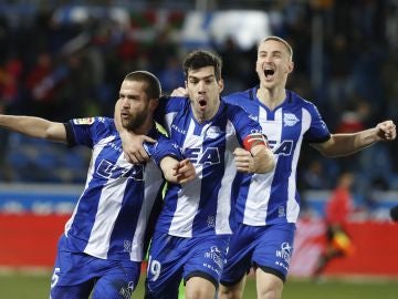 Los jugadores del Alavés celebran el gol de Víctor Laguardia ante el Levante Los jugadores del Alavés celebran el gol de Víctor Laguardia ante el Levante
