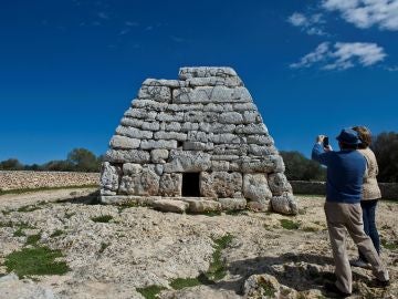 Monumento histórico lleno de pintadas en Menorca Monumento histórico lleno de pintadas en Menorca