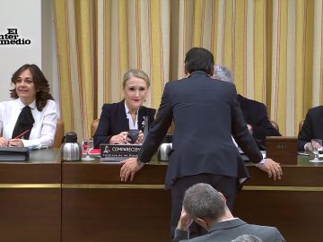 El flirteo de Cristina Cifuentes y Fernando Martínez-Maíllo ante los diputados El flirteo de Cristina Cifuentes y Fernando Martínez-Maíllo ante los diputados