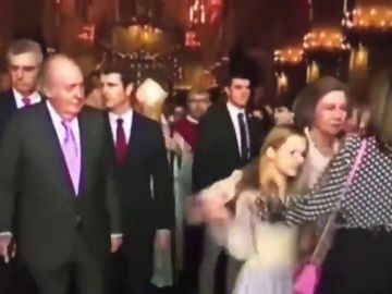 El polémico gesto de la reina Letizia: ¿intentó evitar que Sofía se hiciera una foto con las infantas?