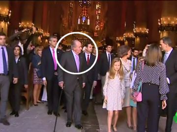 Todos los detalles del vídeo de la familia real: ¿hay rifirrafe entre Letizia y Sofía? ¿Quién aparta la mano? ¿Intenta mediar el rey?