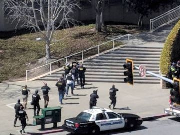 La Policía de San Bruno, en la sede central de Youtube La Policía de San Bruno, en la sede central de Youtube