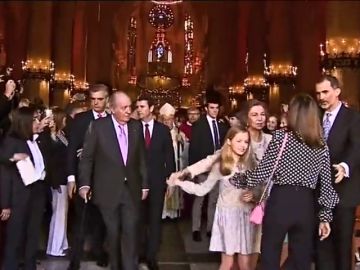 Así intentó mediar Felipe VI en la aparente discusión entre Letizia y la reina Sofía por una foto con las infantas