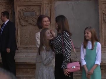 La reina Letizia limpia un beso a la princesa Leonor