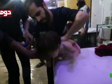 Niños asfixiándose, médicos desbordados lavando a las víctimas para eliminar el gas tóxico... las terribles imágenes del ataque químico en la ciudad siria de Duma 