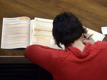 Una mujer realiza la declaración de la Renta Una mujer realiza la declaración de la Renta