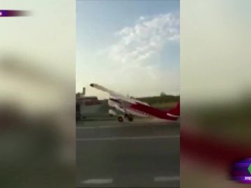 El sorprendente accidente entre un vehículo y una avioneta en mitad de la carretera El sorprendente accidente entre un vehículo y una avioneta en mitad de la carretera