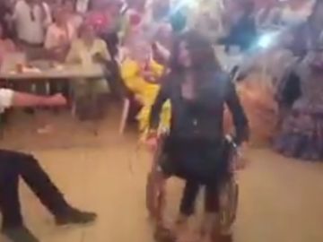 Joven bailando en silla de ruedas en la Feria de abril