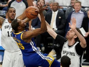 Pau Gasol ante Kevin Durant Pau Gasol ante Kevin Durant