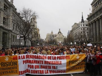 Vista general de la manifestación desde la Puerta del Sol de Madrid hasta el Congreso de los Diputados para reclamar la 'No Derogación de la Prisión Permanente Revisable' Vista general de la manifestación desde la Puerta del Sol de Madrid hasta el Congreso de los Diputados para reclamar la 'No Derogación de la Prisión Permanente Revisable'