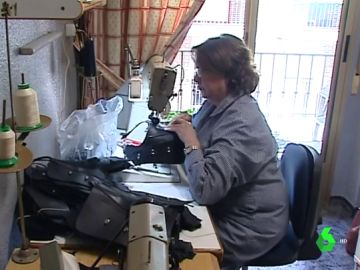 Aparadora sin contrato trabajando desde su casa Aparadora sin contrato trabajando desde su casa