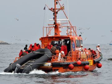 Una embarcación de Salvamento Marítimo traslada al puerto de Almería a los 47 inmigrantes Una embarcación de Salvamento Marítimo traslada al puerto de Almería a los 47 inmigrantes