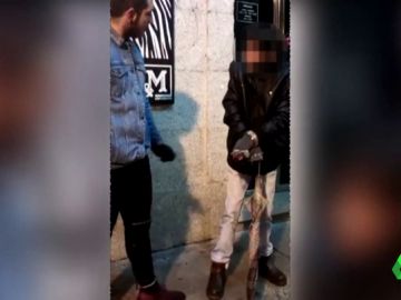Detenido el menor que grabó y colgó en Internet la agresión a un toxicómano en O Carballiño Detenido el menor que grabó y colgó en Internet la agresión a un toxicómano en O Carballiño