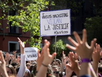 Concentración feminista contra el fallo judicial de La Manada en la Puerta del Sol
