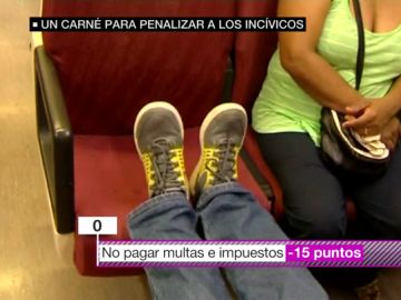 Alguien apoyando los pies en el asiento del tren